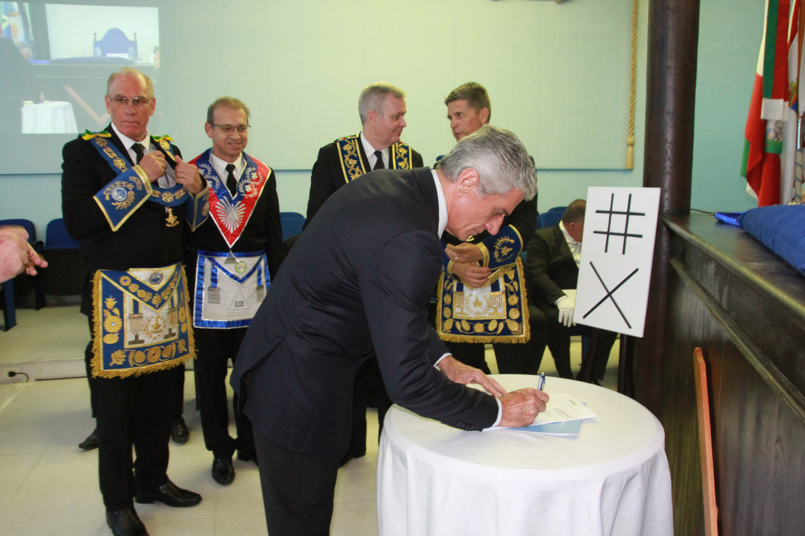 Assinatura do termo (foto: Marcus Quint)