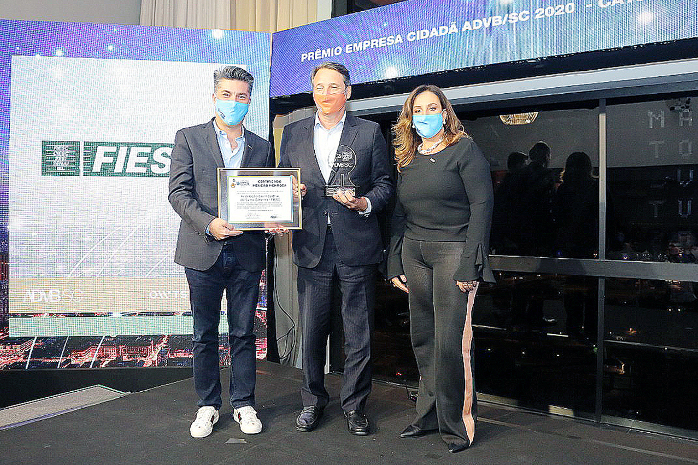 Diretor Institucional e Jurídico, Carlos José Kurtz (c), recebeu a premiação