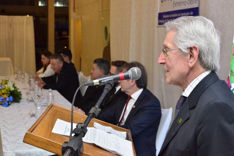 Presidente da FIESC, Glauco José Côrte, durante posse da nova diretoria do Sinduscon (foto: Ivan Ansolin)