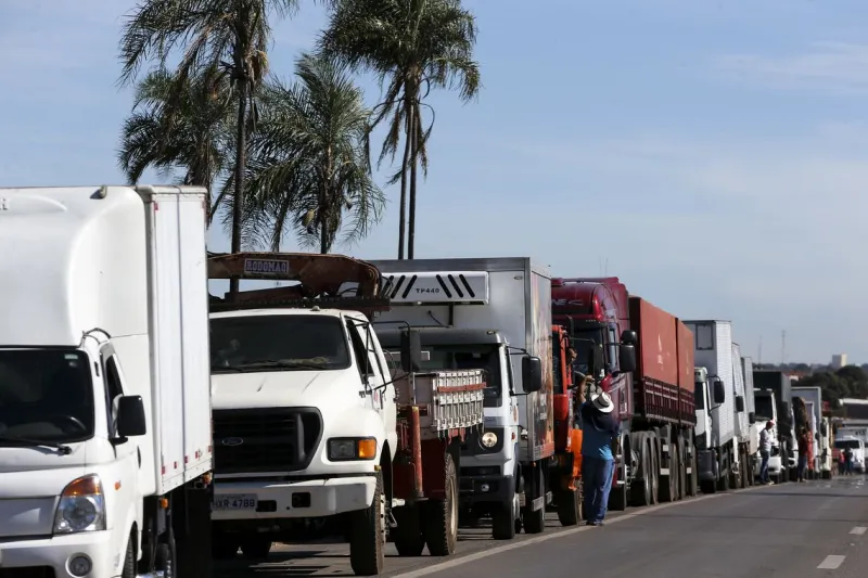 Caminhoneiros protestam contra política de preços da Petrobras (foto: Marcelo Camargo/Agência Brasil)