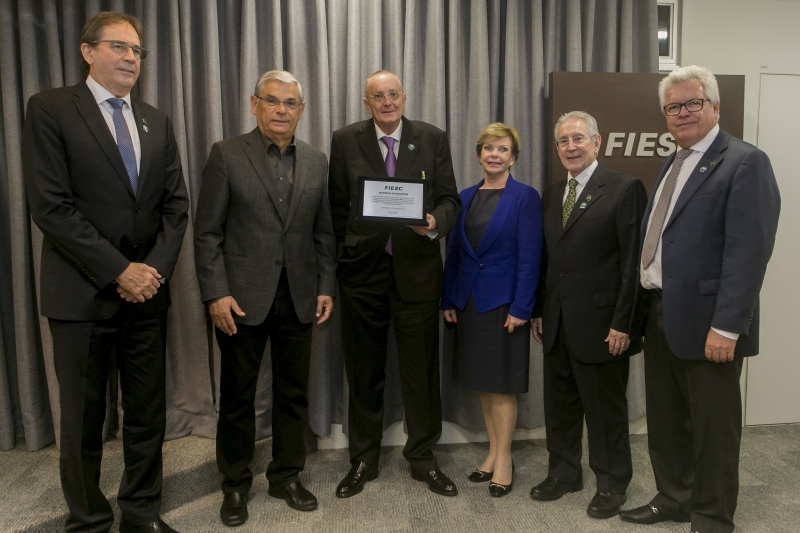  Lideranças da FIESC e governador do Estado participaram da homenagem ao industrial de Rio do Sul. Foto: Fernando Willadino