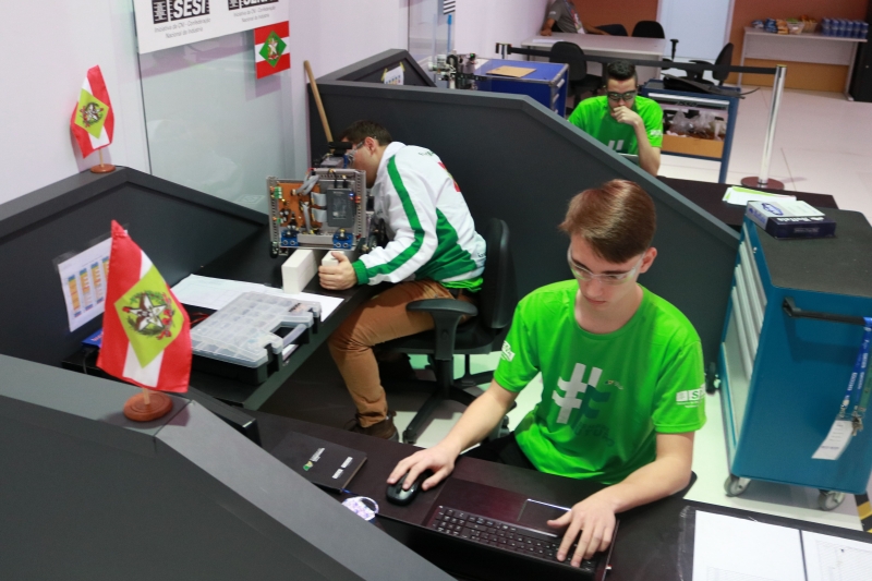 Dupla composta pelos estudantes do SENAI em Jaraguá do Sul - Róger (e) e Rafael (d) - está confiante em alcançar bom resultado. Foto: Ivonei Fazzioni