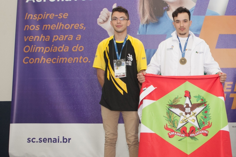 Gabriel Liberato Hoffmann (d) com a medalha de ouro conquistada. Foto Filipe Scotti