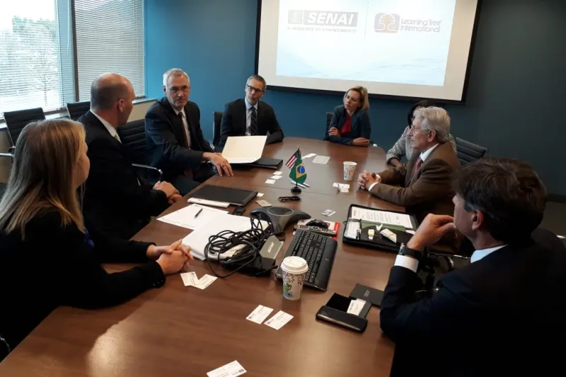 Presidente da FIESC, Glauco José Côrte, e diretor do SENAI/SC, Jefferson de Oliveira Gomes, em reunião na Learning Tree, em Washington, durante missão institucional à América do Norte. Foto: Karina Takemura