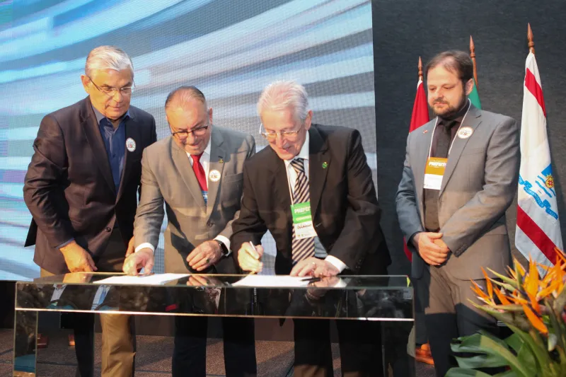 Assinatura acordo cooperação INVESTE SC (foto: Filipe Scotti)