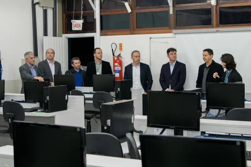 Visita aos laboratórios doados pela Intelbras. Foto: Morgana Machado