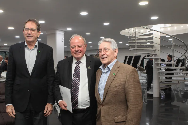 Mario Cezar de Aguiar (esq.), Cesar Olsen (centro) e Glauco José Côrte (dir.) em visita à empresa Olsen (foto: Filipe Scotti)