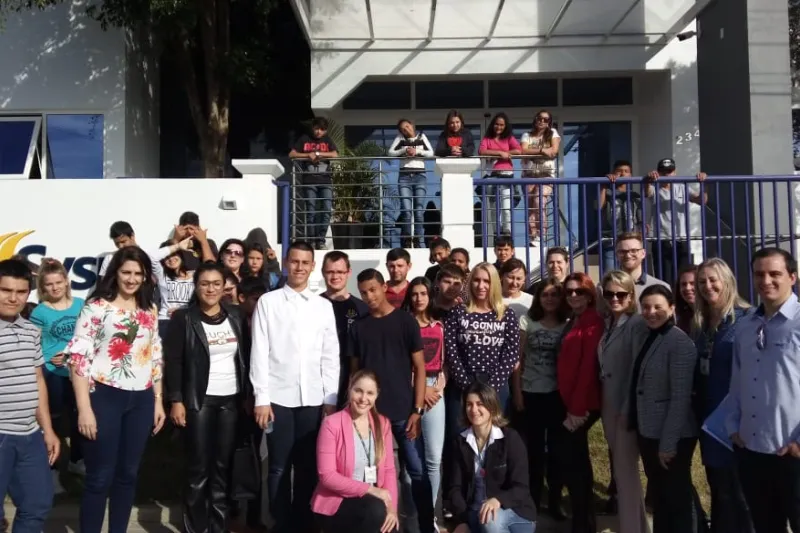Em São Miguel do Oeste, jovens visitam indústria