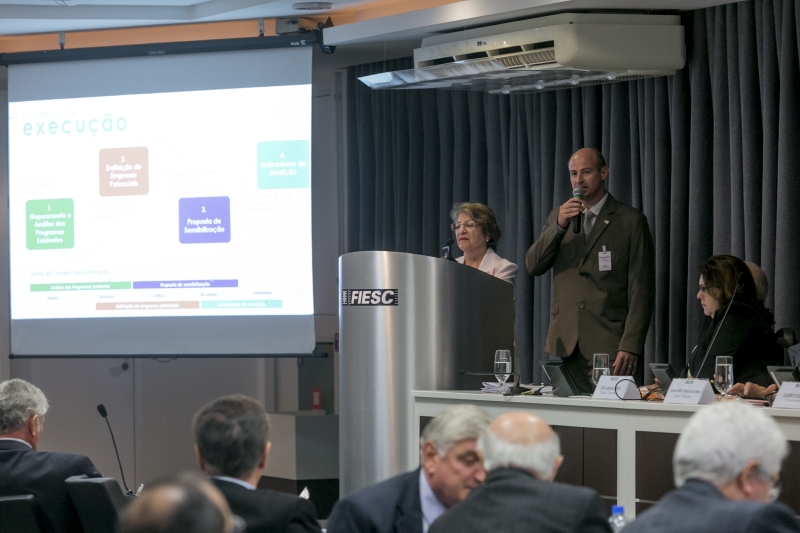 Bustamante e o consultor Alexandre Martin detalharam o programa. Foto: Fernando Willadino