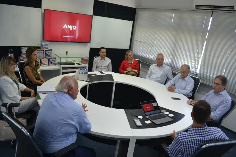 Visita à Anjo Tintas, em Criciúma (Foto: Agência Novo Texto)