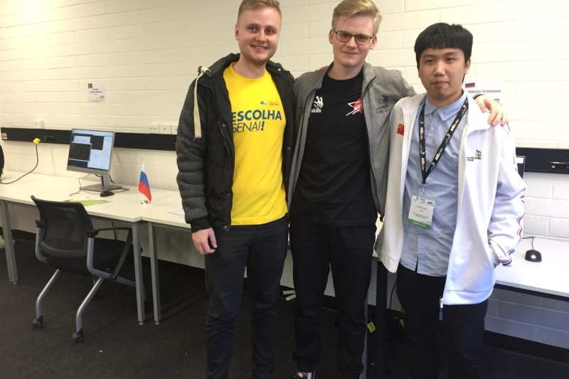 Na Austrália, Eduardo (e) treinou com competidores da Rússia e da China