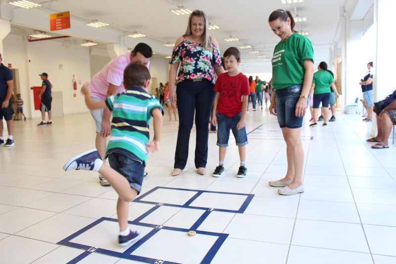 Oficinas, demonstrações de robótica e atividades culturais estão na programação do Dia da Família na Escola