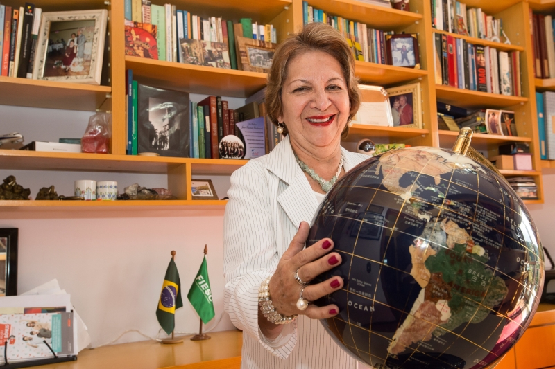 Na reportagem de capa da revista, a coordenadora do Programa de Internacionalização da FIESC, Maria Teresa Bustamante, explica iniciativas da Federação na área (Foto: Cléber Gomes)