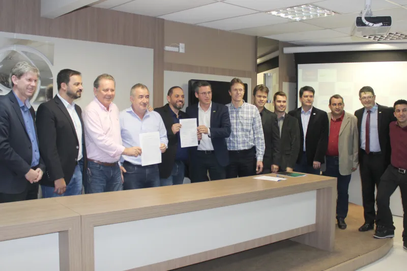 Assinatura do consórcio foi realizada nesta segunda-feira (10), em Tubarão (Foto: Fabiano Bordignon)