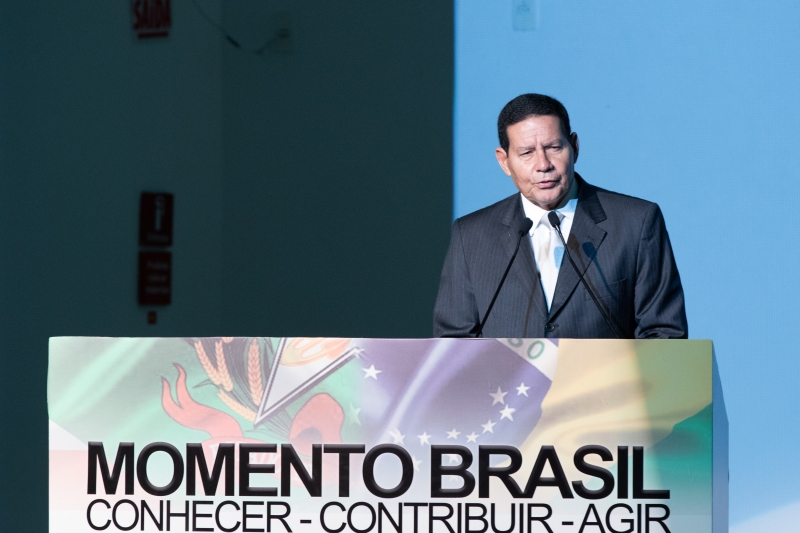 Precisamos retirar o peso da ineficiência de quem trabalha, investe e produz, diz Mourão, na FIESC