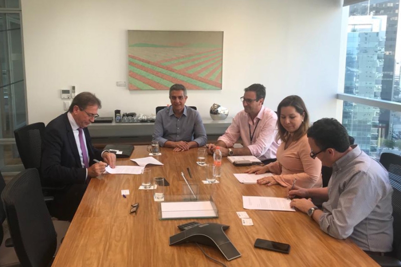 À esquerda, Aguiar e o diretor da Bunge, Níveo Maluf; à direita, o vice-presidente de alimentos, Francisco Ganzer, durante assinatura do contrato em São Paulo. Foto: Divulgação/FIESC