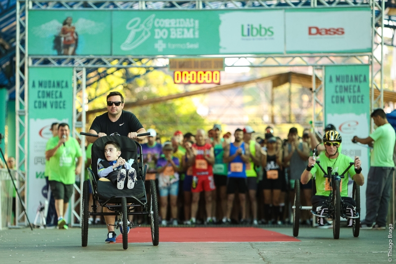 João Vitor, de 11 anos, teve a ajuda de Jean Picinini para completar a prova. Foto: Thiago Braga