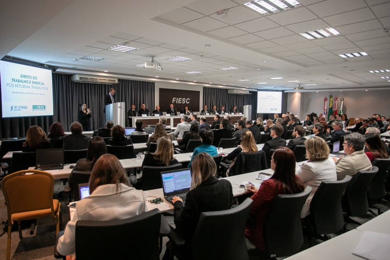 Debate sobre cenário pós-reforma reúne Justiça do Trabalho, indústria e trabalhadores na FIESC