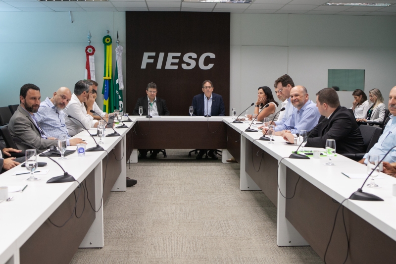 Parlamentares e especialistas em digitalização conhecem o Observatório FIESC