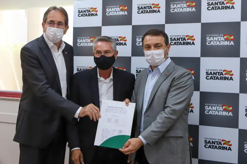 Entrega da proposta de consenso ocorreu no Centro Administrativo do governo catarinense (Foto Filipe Scotti)