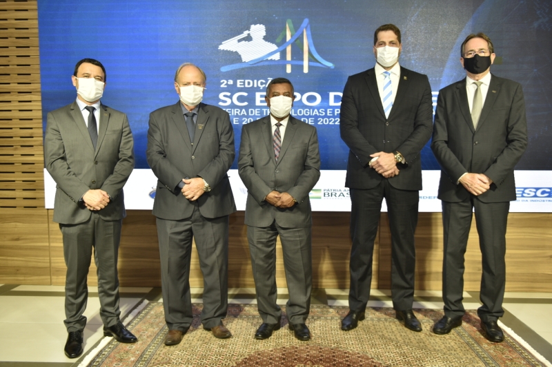 Fabrizio Machado Pereira, do SENAI/SC (esq.), Cesar Olsen, do Comdefesa, Sérgio José Pereira, do Ministério da Defesa, Mario Aguiar, da FIESC, e Marcos Degaut, do Ministério da Defesa (foto: Fabricio de Almeida)
