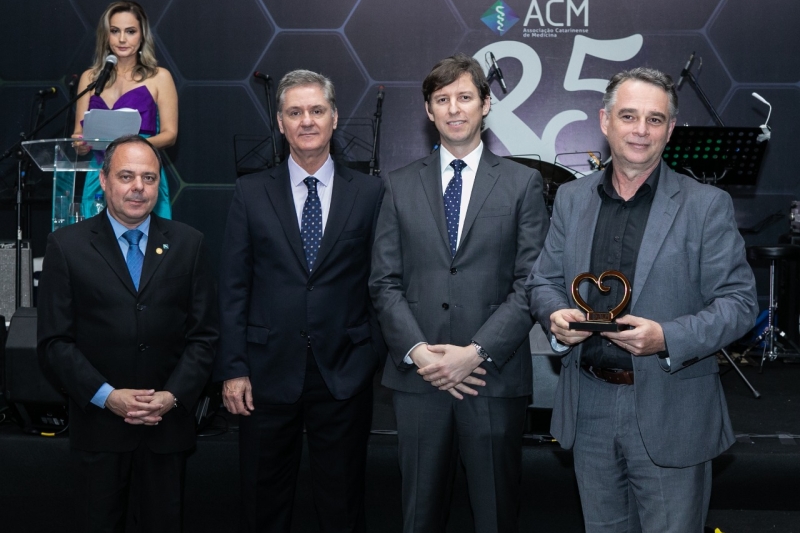 Fábio Karnopp (d), gerente de Operações dos Institutos SENAI de Tecnologia, recebeu a homenagem.