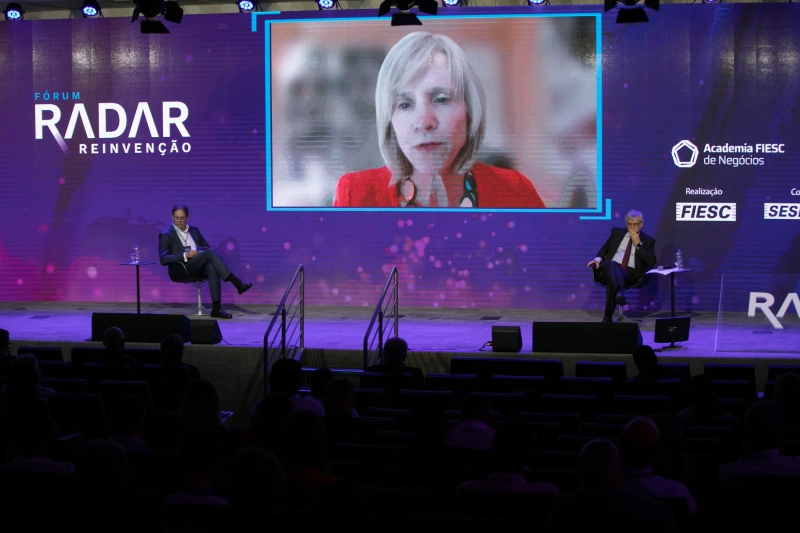 Reynolds (telão) e Ybáñez (dir) participaram do primeiro painel do Fórum Radar Reinvenção, ao lado do presidente da FIESC, Mario Aguiar (foto: Filipe Scotti)