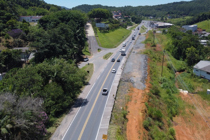 Implantação e pavimentação no km 47,8
