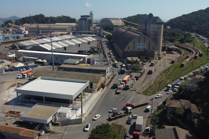   Vista parcial do porto de São Francisco e do km 0,0 da BR-280/ SC