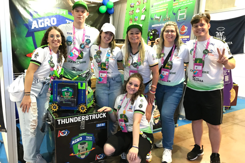 Equipe Agrotech, de Concórdia, e o robô de duas garras