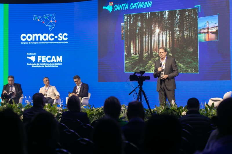 Presidente da FIESC, Mario Aguiar, em painel no COMAC 2023 (foto: Filipe Scotti)