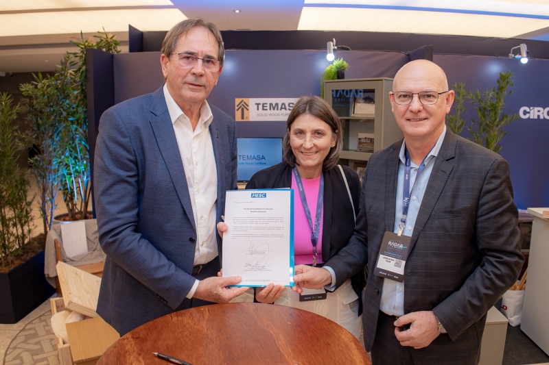 Presidente da FIESC, Mario Cezar de Aguiar (e) com os diretores da Temasa Lire e Lenoir Tesser no ato de assinatura do termo de doação (foto: José Somensi)