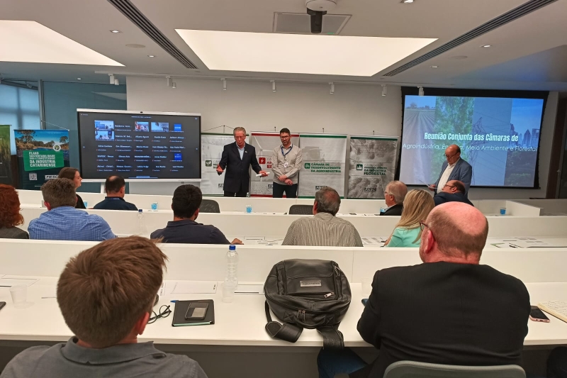 Otmar Müller, presidente da SCGás (esq.), durante o evento