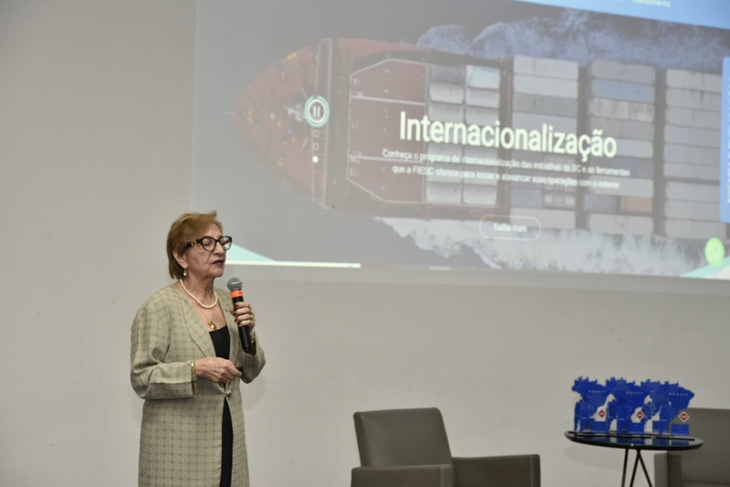 Presidente da Câmara de Comércio Exterior da FIESC, Maria Teresa Bustamante em apresentação no Fórum Mercosul (Elis Pereira)