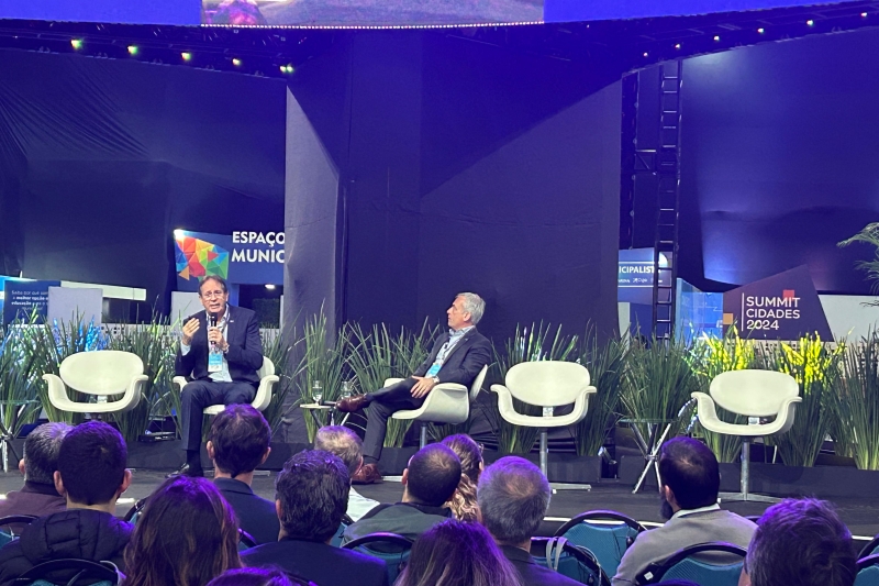 Painel sobre economia no SUMMIT Cidades, evento realizado em Florianópolis