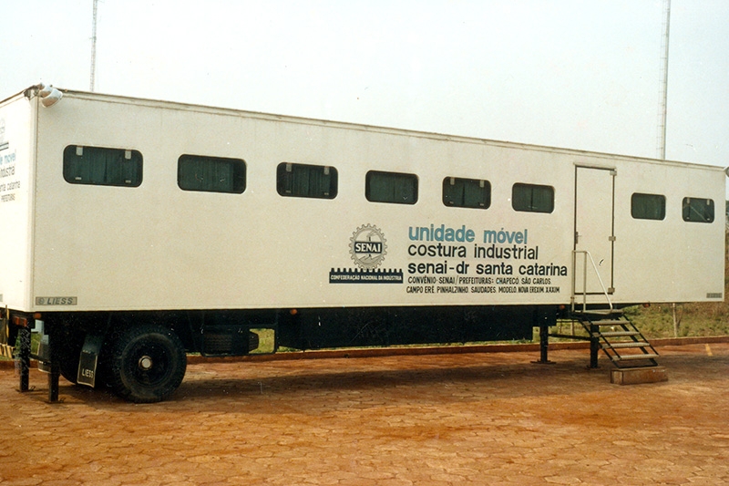 O SENAI catarinense qualificou para o trabalho na indústria milhares de pessoas oriundas da área rural, acompanhando o processo de urbanização do Estado e garantindo a alta empregabilidade dos egressos – Fotos: Acervo cultural FIESC