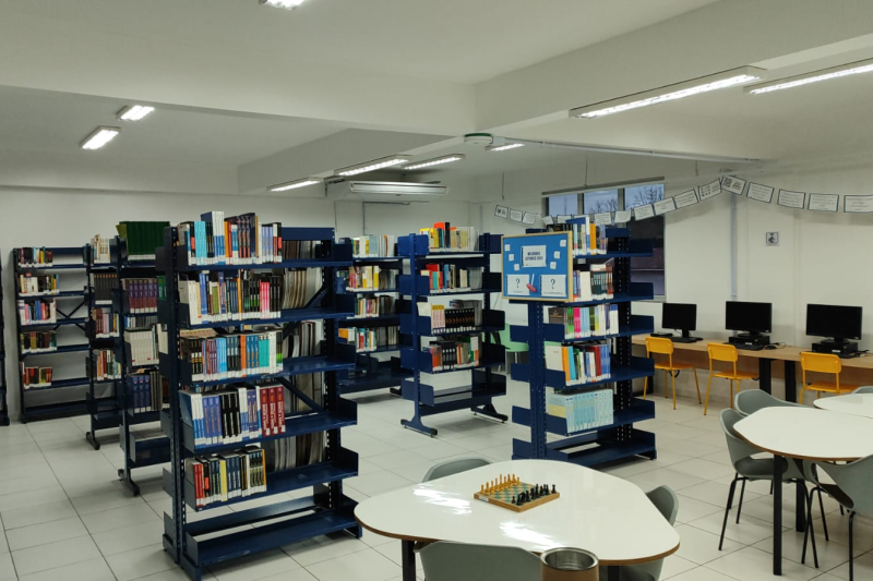 Mafra: biblioteca, no bloco reformado, está mais espaçosa e funcional (Divulgação)