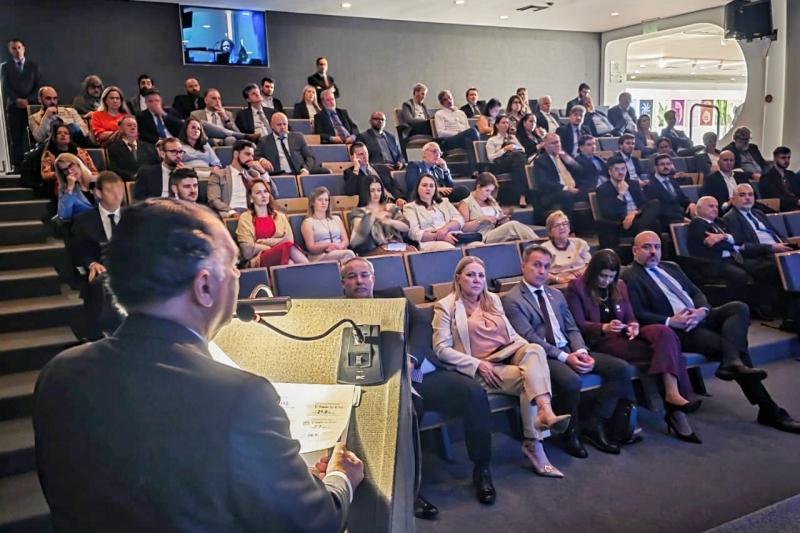 Gilberto Seleme apresenta sistema FIESC e diferenciais da indústria de SC a empresários argentinos. (Foto: Paulo Koerich)