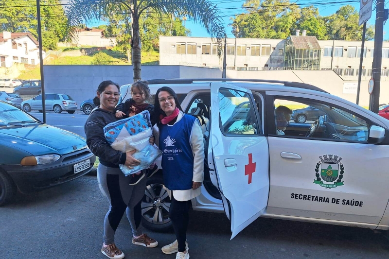 Em todas as atividades, voluntários usam coletes azuis com logo do programa