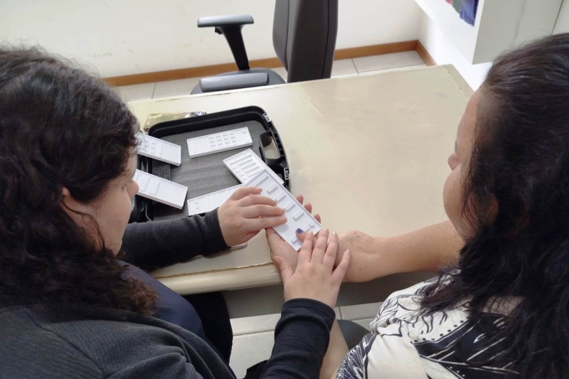 Estudantes da Escola SESI/SC criam telas que ajudam pessoas cegas a usar celular