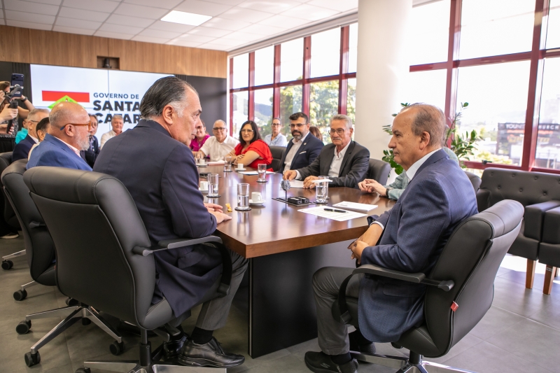 Trabalhadores e empregadores entregam ao governador acordo sobre o piso regional