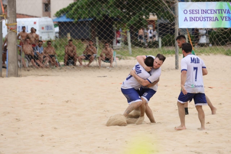 Aquele abraço: jogadores comemoram lance no futebol de areia