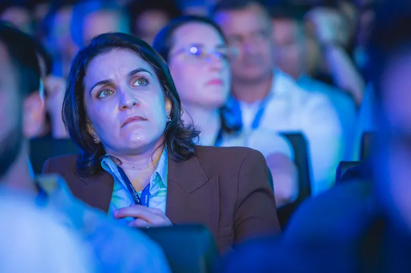 Participante acompanha debates no auditório do Radar Tech