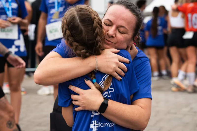 Participante abraça menina; houve trajeto especial para crianças e adolescentes