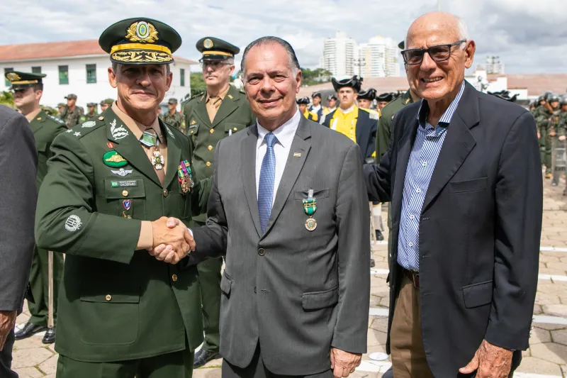 Presidente da FIESC recebe homenagem do Exército