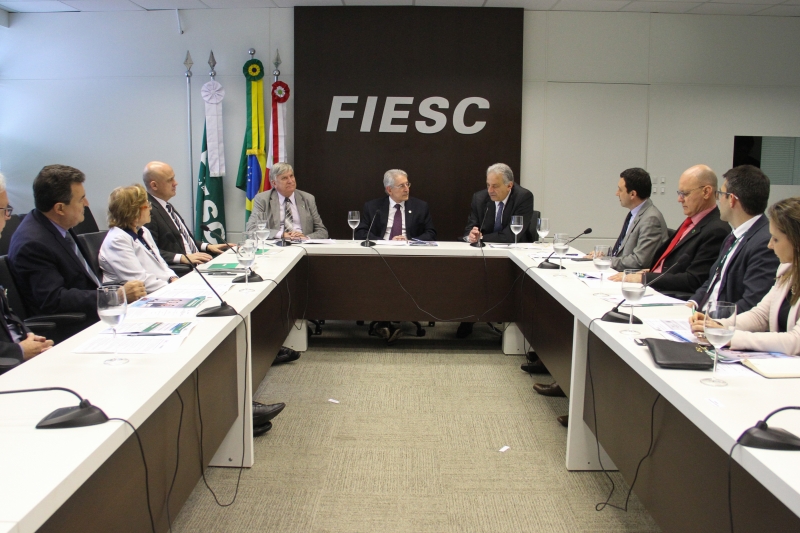 Em reunião com o embaixador-chefe, Côrte destacou números da indústria de SC (Foto: Filipe Scotti)