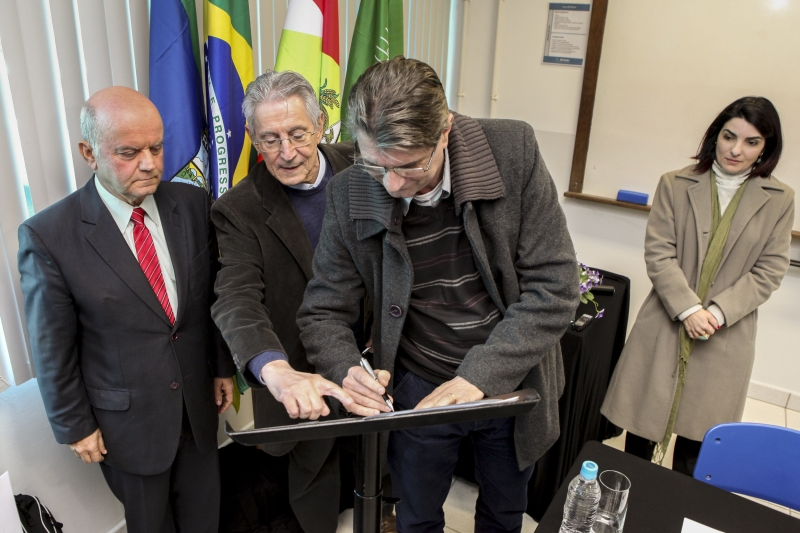 Autoridades assinaram o termo de inserção do Alto Vale do Itajaí na iniciativa que atende jovens que estão sob a tutela do Estado. Foto: Heraldo Carnieri.