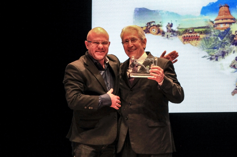 Martini (E) entregou o Troféu Viver SC ao presidente da FIESC (Foto: Heraldo Carnieri)