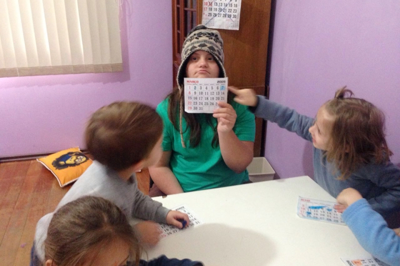 Julia com os alunos da escola onde trabalha (Foto: Divulgação)