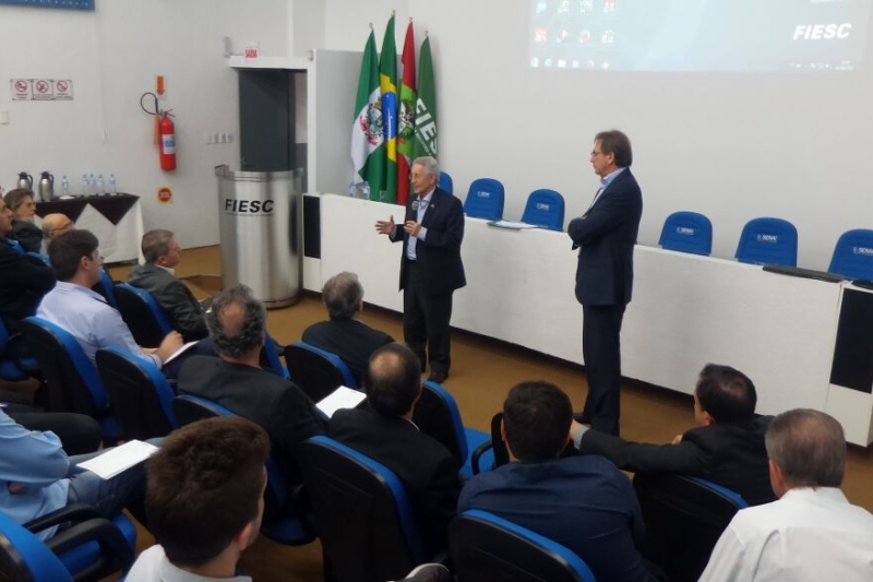 Presidente da FIESC, Glauco José Côrte (e), e presidente da Câmara de Transporte e Logística da entidade, Mario Cezar de Aguiar (d), durante encontro com lideranças em Chapecó (foto: Júnior Duarte)